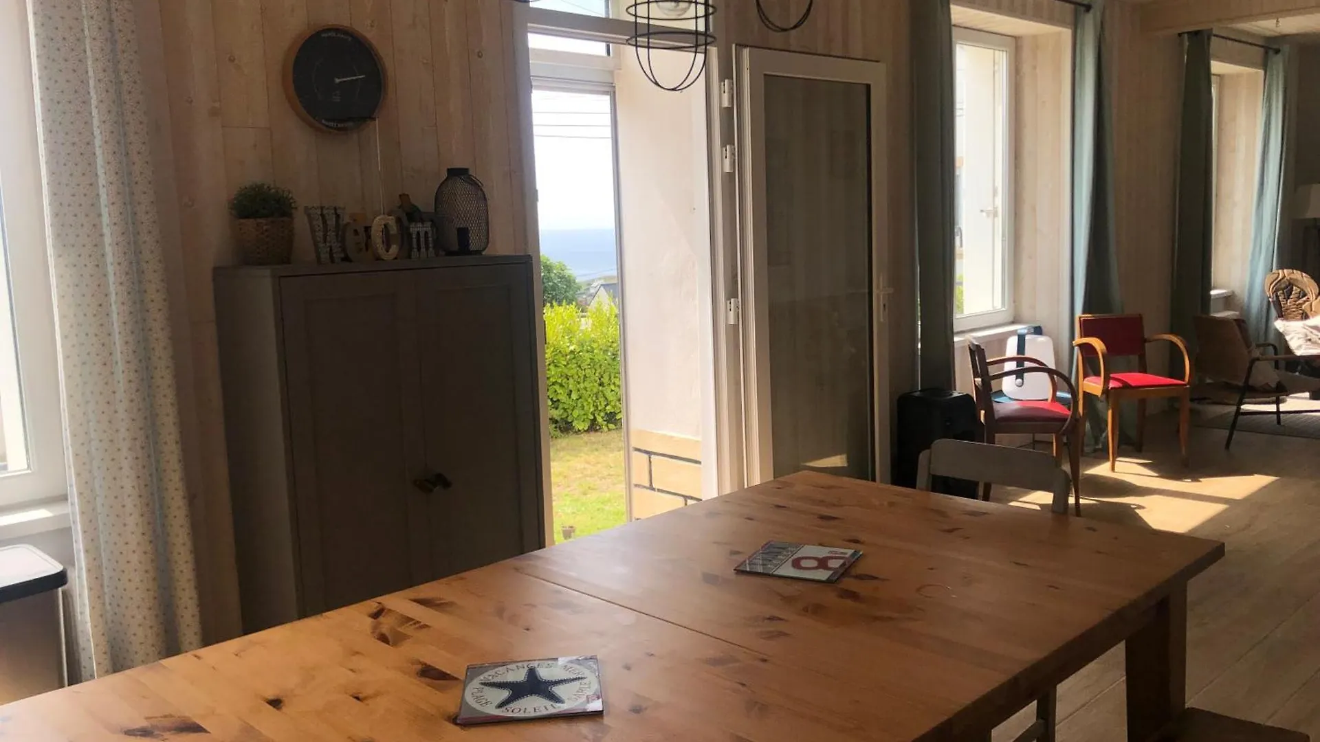 Maison De Famille Vue Mer- 4 Chambres, 8 Personnes Plouhinec  0*, Plouhinec (Finistere) France
